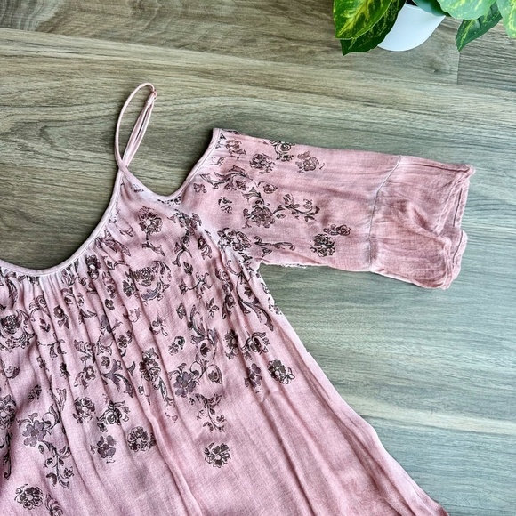 Gimmicks by BKE Bohemian floral Print Cold Shoulder Blush Pink Top – Size S - Picture 4 of 13